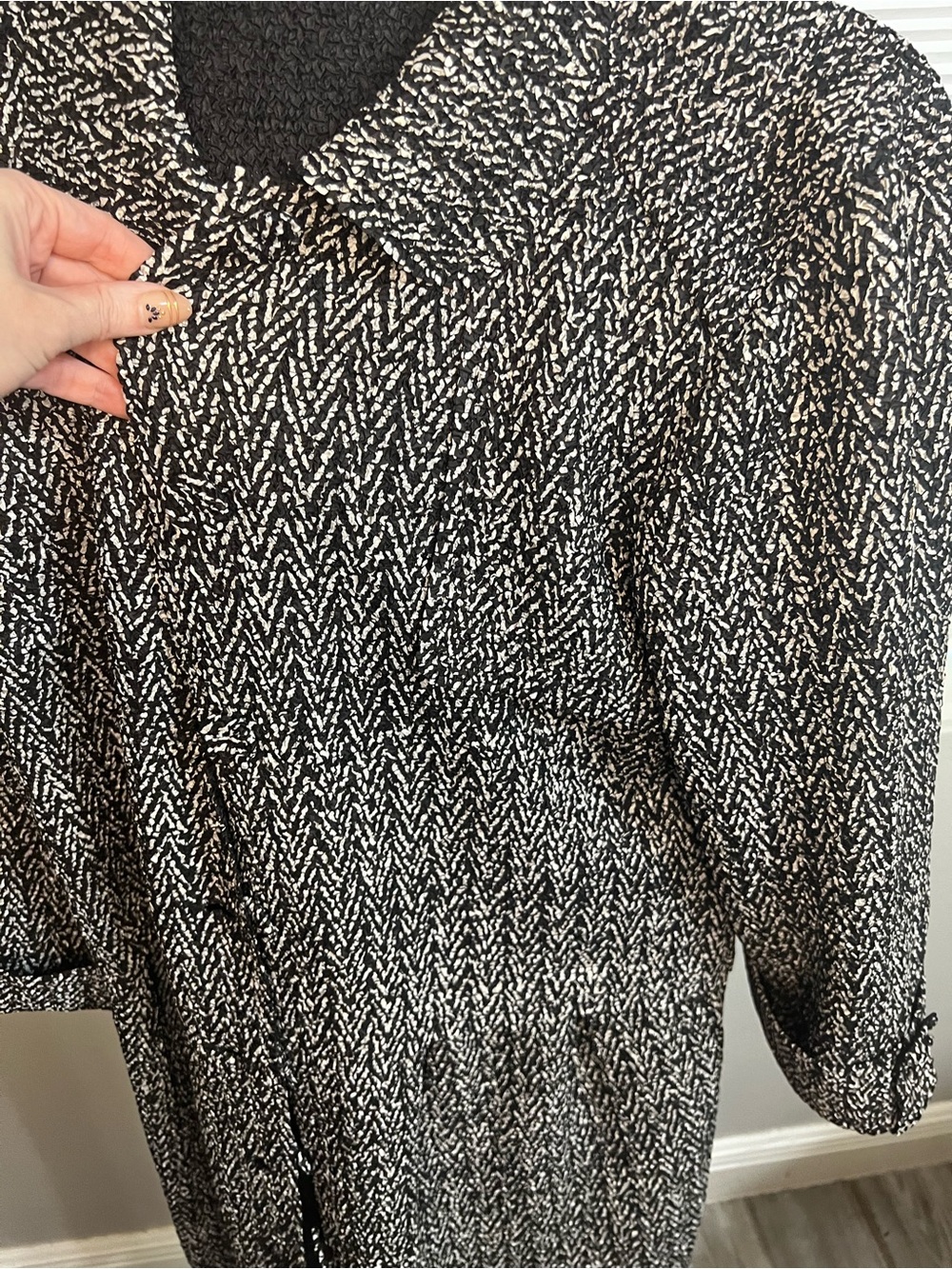 Chico's Design Black & White Coat
Dress Size 2 Stretch Crinkle lightweight - Picture 9 of 14
